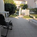 Holiday home Charmante Maisonnette Dans Avec Piscine Meschers-sur-Gironde