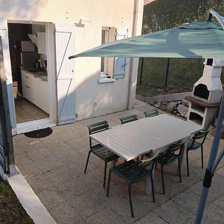 Charmante Maisonnette Dans Avec Piscine