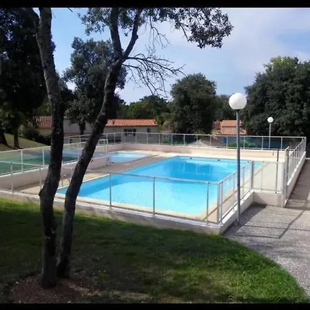 Holiday home Charmante Maisonnette Dans Avec Piscine *